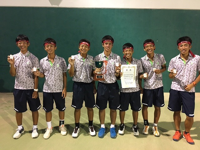 7 優勝選手団　賞状持ち[1]